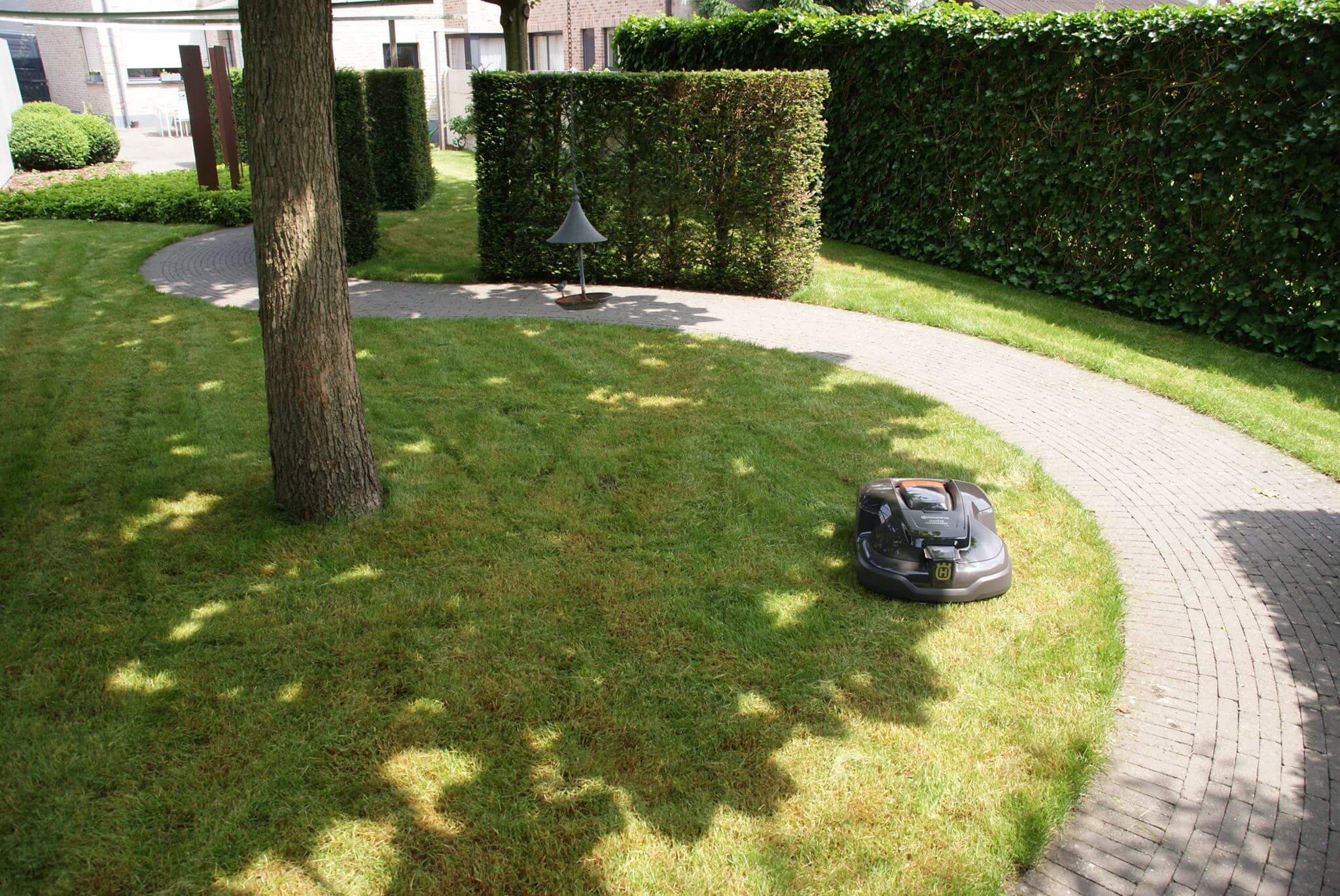 Robotmaaier op een verzorgd gazon