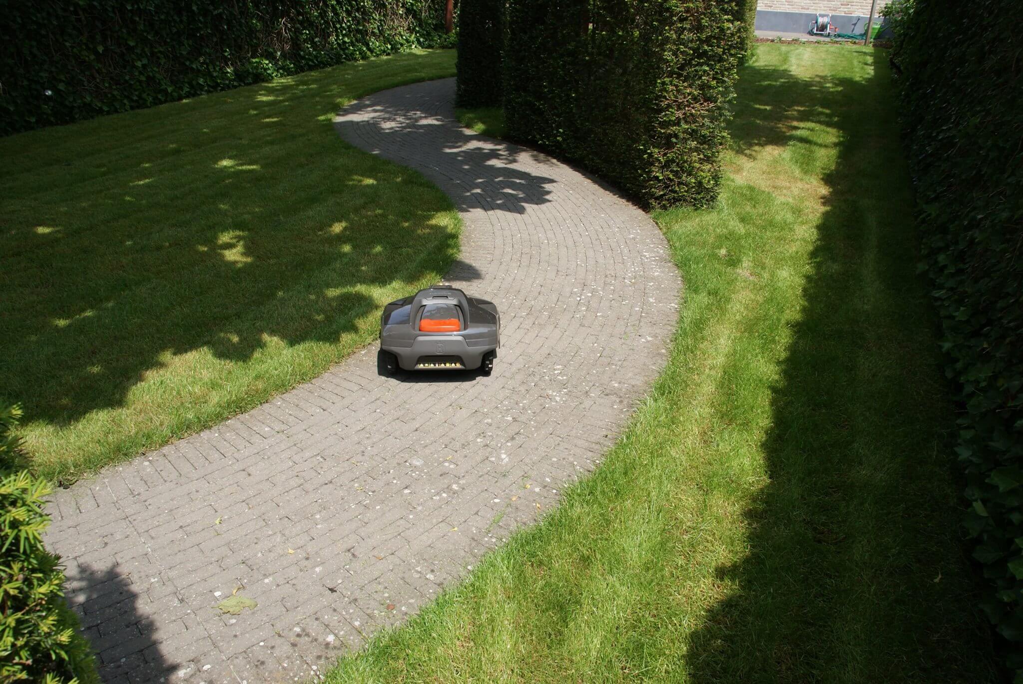 Robotmaaier aan het basisstation
