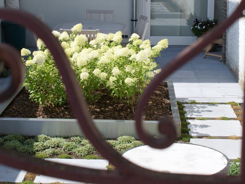 Tuinzone met zitplek en groene omkadering